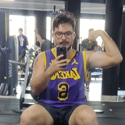 Odeio cólica, estrias e celulites são normais, Taylor Swift é rainha, Kanye West é um babaca, ouço Lana Del Rey, tenho 1,80m