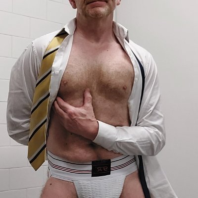 Your average hairy Dad. Check out my profile if you like dad dick and ass. DM me with your butt pics or if you want to collaborate.