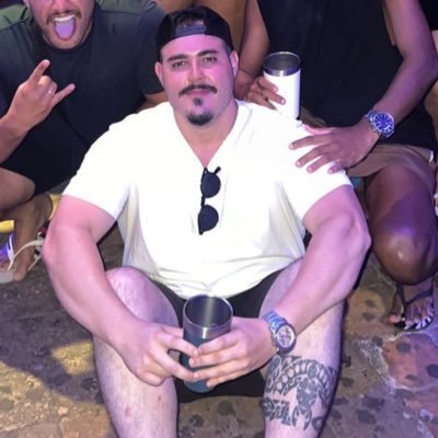 Jovem Esbelto, corpo atlético, marrento, simpático, engraçado, cheiroso, tímido e fiel , quer mais o que vida?