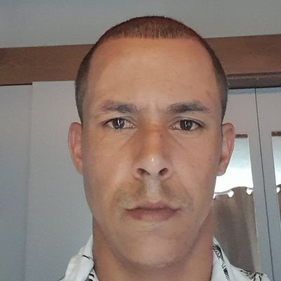Em primeiro lugar, acreditar em Deus,segundo uma famĆlia que me ama,terceiro pessoas que me amam(Afamilia do caps).
