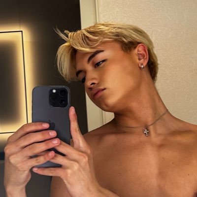 Just a single twink submissive bttm having fun 18+ I answer all my dms on OF |7.99$ OF| Back up @itsvalentinobby——————👇🏻