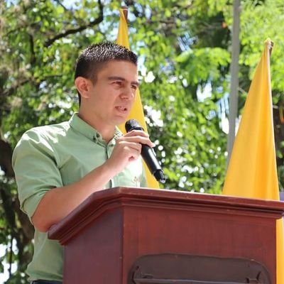 Abogado con especialización en derecho público de la Universidad Externado de Colombia. 
Personero municipal de Garzón 2020 - 2024.
Defensor de los DDHH