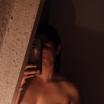 Nací con un gusto impresionante por las mujeres, la cerveza y por divulgar ciencia.
Corro, grito y empujo.