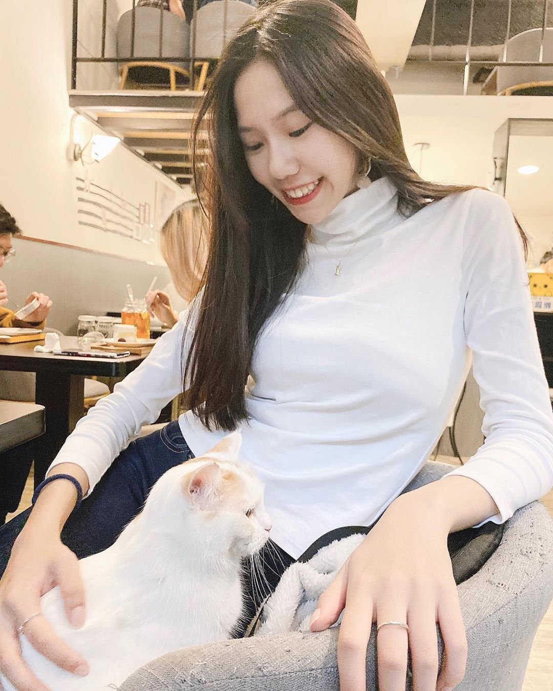 육체적, 정신적 만족을 모두 추구하는 성적인 친구를 찾고 있습니다. 당신도 같은 생각을 갖고 있다면, 우리는 당신의 의견을 기다리겠습니다.