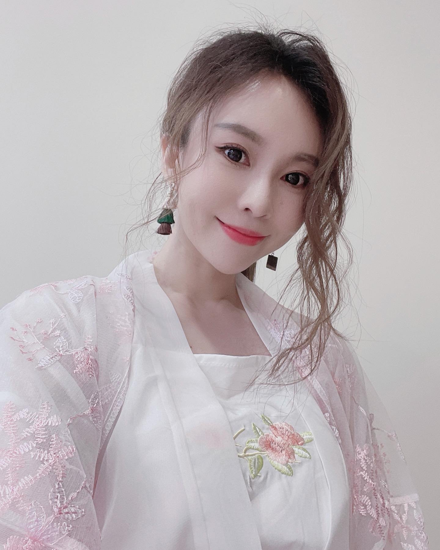삶은 단순한 일 그 이상이며 개인적인 성장과 다른 사람들과의 관계도 중요합니다. 나는 나 자신을 재발견하고 사람들과의 깊은 관계를 추구하고 있습니다.