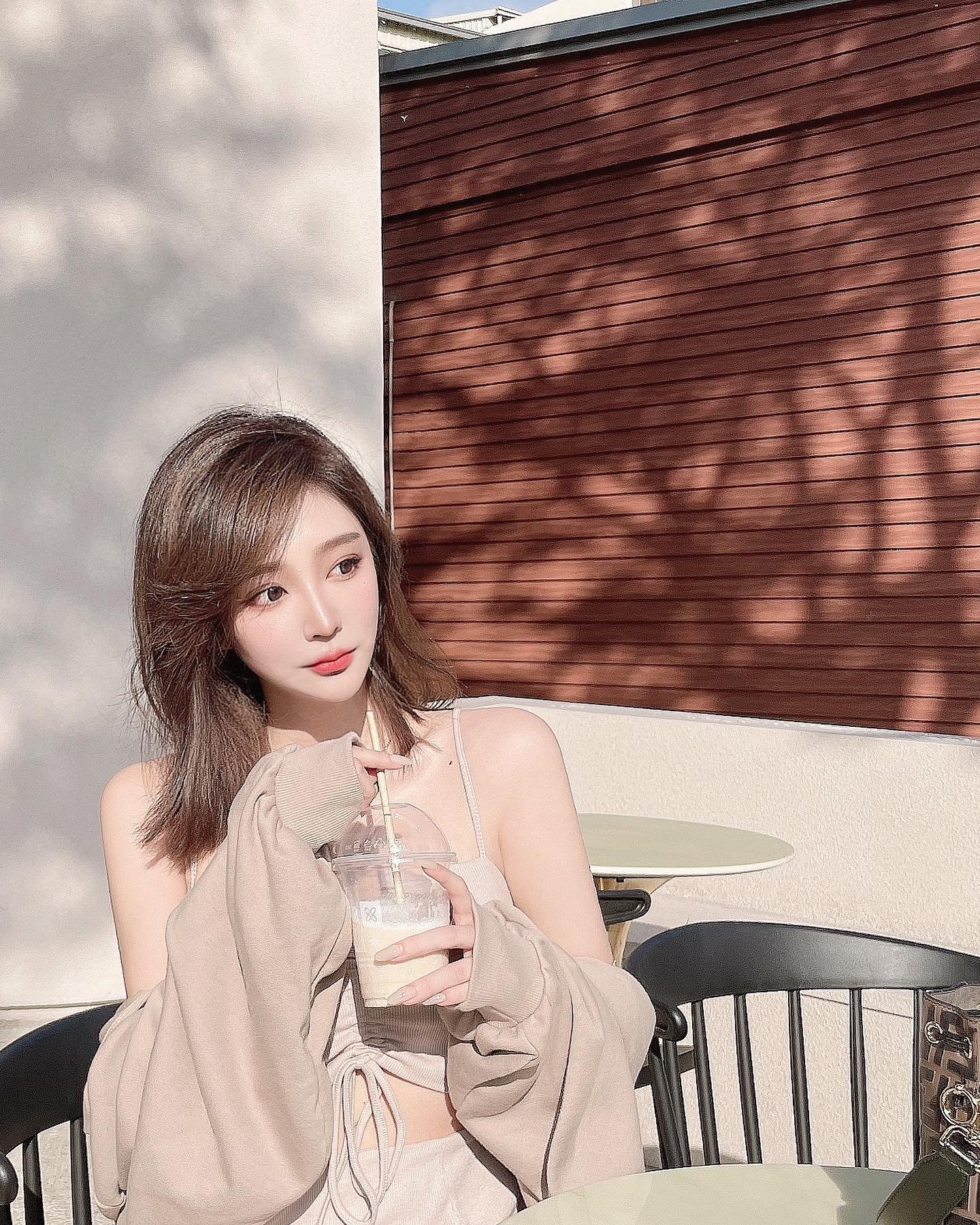 4bUliGQ4Ee11248's profile picture. 인생은 일 그 이상입니다. 내 목표는 내 마음을 마주하고 다른 사람들과 깊은 연결을 느끼는 것입니다.