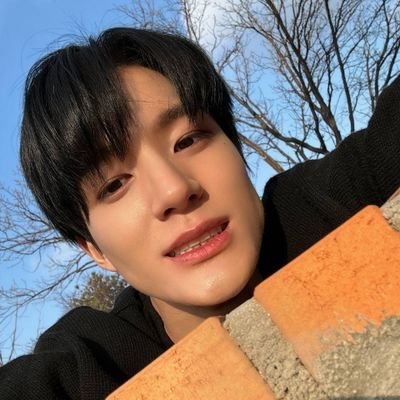 leejensj's profile picture. reading.