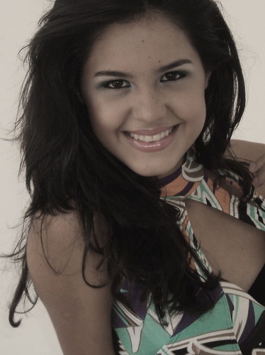 Ela Naum tem todos os ideais de Beleza mas é feliz...
Sensível chora com tudo ,  è devo ser legal pra me aturarem o tempo todo Kkkk ^^