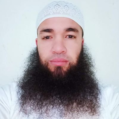 خُوَيْدِمٌ لِلْقُرْءَانِ الْڪَرِيمِ وَالسُّنَّةِ النَّبَوِيَةِ الشَّرِيفَةِ.