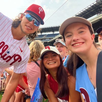 swillie. @taylorswift13 @phillies @chiefs | eras tour philly n1 🪩🎀🩷🌈✨ #ringthebell #letsgoflyers #kcbaby