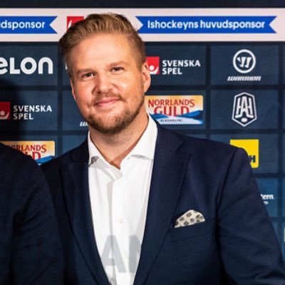 Försöker att sprida lite glädje. Bygg andra, då växer du med. Programledare/kommentator för @tv4 i hockeyallsvenskan, SHL & NFL.