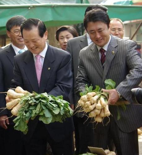 kmk9110's profile picture. 부평출생.부평고,단국대 졸업.  조진형국회의원비서.4대 부평구의원. 5대 인천시의원. 7대 부평구새마을지회장. 한나라당 인천시당 중앙위원회부회장. 구도심발전위원회 위원장. 지역을 위해 국가를 위해 최선의 노력을 다하는 진정한 부평의 일꾼이 되고자 하는 의지있는 젊은 일꾼입니다 ^^