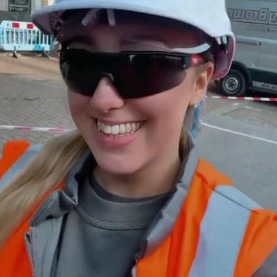 Antoninowak2320's profile picture. Female engineering technician 👷🧑‍🔧