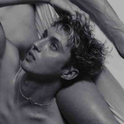 Uma fonte completa de atualizações sobre o cantor, compositor e ator Troye Sivan no Brasil | fan account