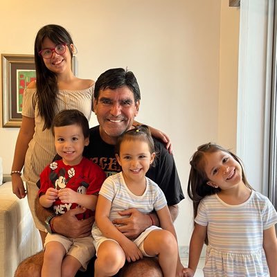 Abuelo de Mia Cipriana y Amaro Muñoz Correia; y de Alana y Alessia Correia Muñoz. Dios, GRACIAS!!