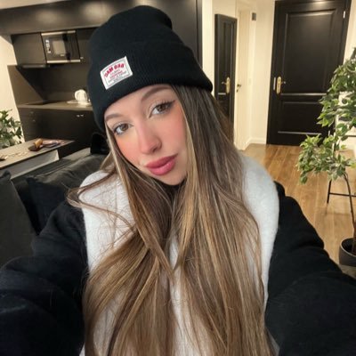 nnuriiia_'s profile picture. 🌹