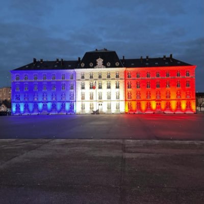 « La bêtise se met au premier rang pour être vue, l'intelligence se met en arrière pour voir. » Carmen Sylva