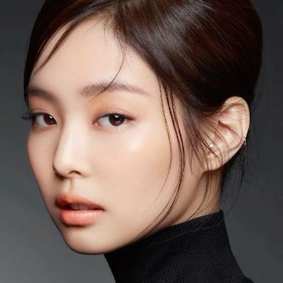 𖦹 ׂ 𓈒 ⋆ ۪ 1996 — illusoire. She creates an intense yet 매혹적인 chant which captivates all walks of life; Kim Jennie