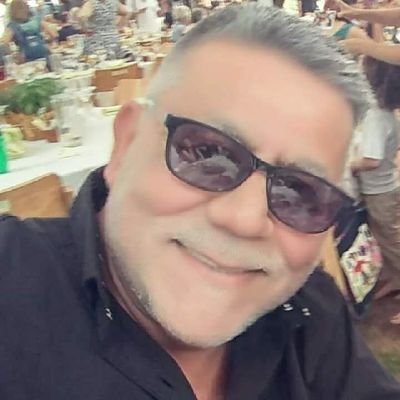 לאהוב ולהנות מכל שניה ורגע
מחייך כאילו אין מחר...