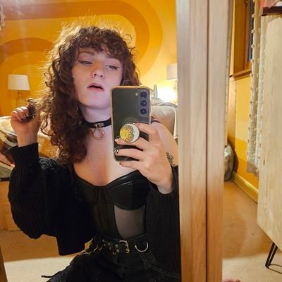 ⚔️24yo Trans woman 🏳️⚧️ She/Her 🌹XXX🌹⚔️ 18+✨️Anarcho Communist ✨️ pls be nice 🥺