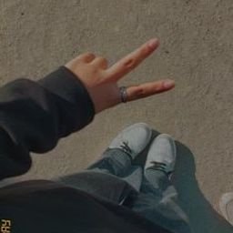 usNicole122040's profile picture. 