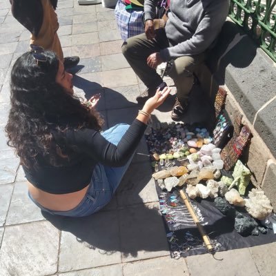 Peruanísima. Veintiocho lunas. Hincha crema. Loca, pero buena. Fan del buen ron, de aprender cosas nuevas y de la chela helada. Cantar, bailar y reír.