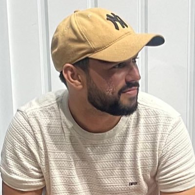 sabinoodan's profile picture. A minha vida tá na mão de Deus, mas a morte tá na caçamba do motorzinho.