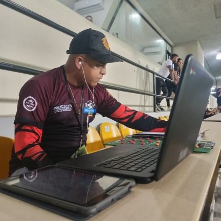 🙆🇻🇪⚖️Abogado, Egresado De La UAM. 🎙️📻🎛️🎚️🎧Locutor UCV No° 44.128. #juntossomosmasfuertes Productor⚽❤️‍🔥🔥 @hablanlascanchas talento @ligafutve 🌎🙏🏟️