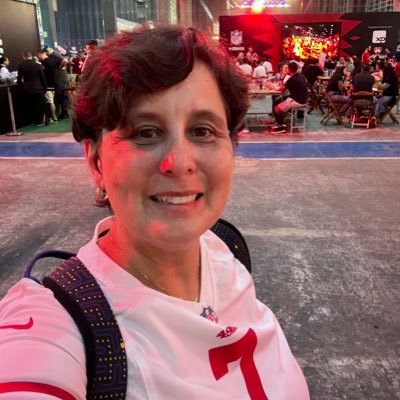 Fisioterapeuta, admiradora de filmes e séries, ex-praticante de agility com o Cosmo, torcedora do San Francisco 49ers e cosplay de podcaster no @esportismo