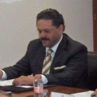 Mexiquense. Economista Doctor en Finanzas.