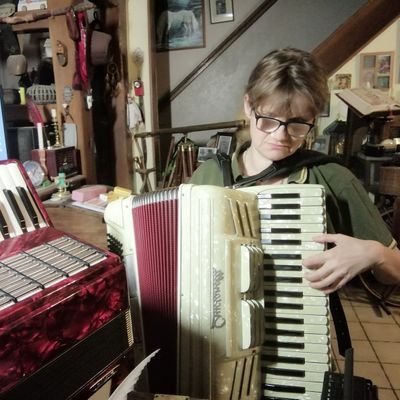 🇨🇵 Artiste peintre 🎨. Joue accordéon et guitare 🎼
Militante écologiste et référente forêt  🌲 de @greenpeacefr 🌎.
Et bénévole protection des animaux 🐺.