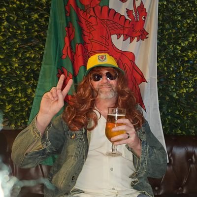 CYMRU AM BYTH, proud Welshman and a Manchester United fan, if you don't like it, fuck off. I won't change your life,now a grandpa #annibyniaeth #IndyWales