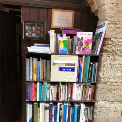 Heureuse propriétaire d’une bibliothèque gratuite de rue.