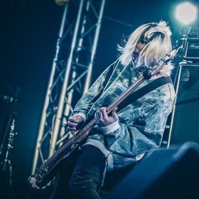 @Sleepies_band のベース。STAY ON SOLID が好き。 すずてんくん