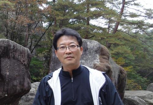 학교에서 건축공학을 전공하고 건설현장에서 소장으로 근무하다 지금은 용역업체에서 공정관리를 담당하고 있습니다.
좋은 대화의 기회가 되었으면 합니다.
