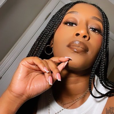 EbonyNVines's profile picture. I just be on here talking. 🥳