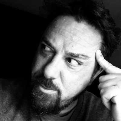 Tardo poetico, porno romantico, post malinconico. Comico presso me stesso, tragico pure.
