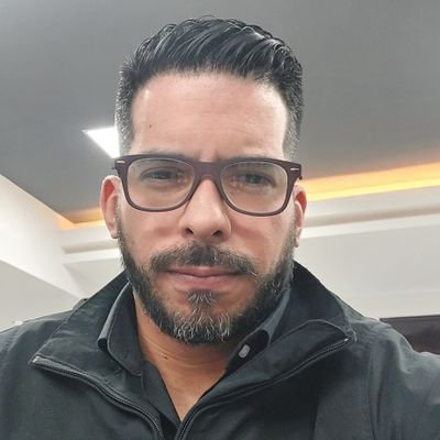 Venezolano.  Mercadólogo. Papá de Andrés. Facilitador certificado. Ex Profesor universitario. Tenimesista. Bailador. Músico.