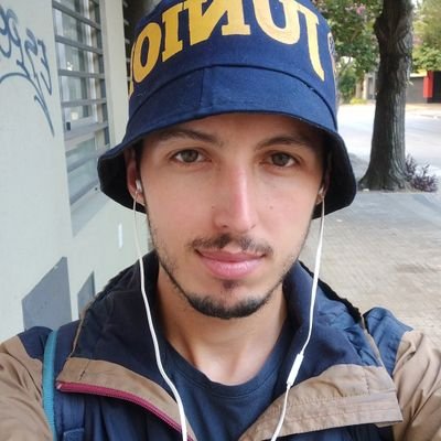 Socialismo, nacional, federal y coso
• Milito en el Partido Comunista
• Argentino como el Che, estudiante de Historia y bostero como Stalin