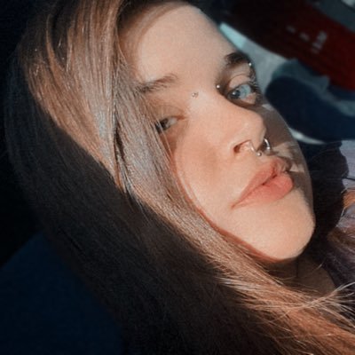 Streamer de baixa renda • atriz de GTA RP • emo • fotógrafa • tenho um podcast aposentado chamado Barbaridades • fã de Linkin Park, NX Zero e Twenty One Pilots.