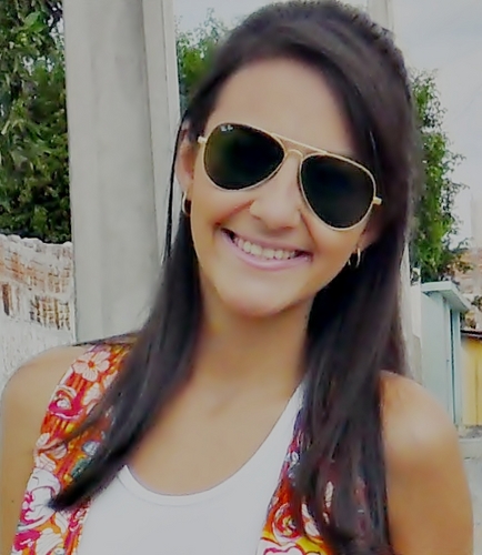 . Ela é a sensibilidade de alguém que não entende o que veio fazer nessa vida, mas vive.(Interactiana/vascaina)