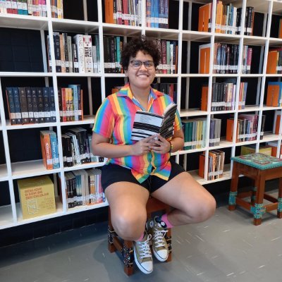 mulher negra, lésbica, cearense, contista, poeta, professora, sonhadora e emocionada