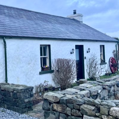 🏡 Holiday cottage 📍Ballintoy, Co.Antrim ☘️ North Antrim Coast, Ireland 🛌 Sleeps 5 🌟 Tourism NI approved 🔗 Book using link below or DM us