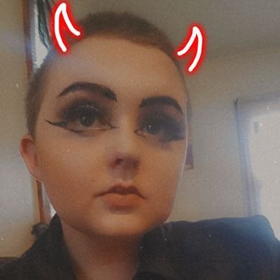 artist 🎨 • spiritualist 👁 • tarot reader 🔮 • anticapitalist 🚫 • they/she • enby lesbian 🏳️🌈 • readings open ✨️