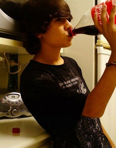Fofo (: Simpático,Um pouco ciumento , Carinhoso, Signo Gêmeos , tem 13 anos , solteirooo ^^   akii msn : dudubarbosa_@msn.com