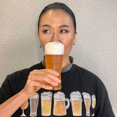 毎日お酒飲みながら二年で14キロ減量したよく食べる飲兵衛。辛口から甘いカクテルまでお酒が大好き！特にビール🍺黒ビールも🍺パン、お菓子、アイス😍おつまみレシピのインスタもやってる。おつまみ研究家を名乗っていつか絶対レシピ本を出す！酒とツマミとイケてる音楽があればハッピー❤️