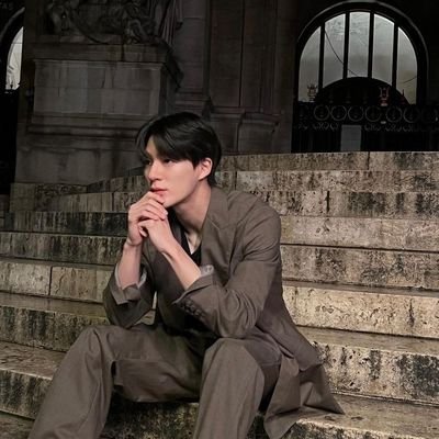 jenonxt's profile picture. 𝐈𝐋𝐋𝐔𝐒𝐎𝐑𝐘 𝟎𝟎's https://t.co/LPK8Su7w4N፧ a handsome man with sharp eyes and jaws possessing a ray of light that makes everyone stunned. ㅡ 𝐋𝐄𝐄 𝐉𝐄𝐍𝐎