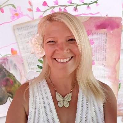 Mixed Media Artist. Following my passion for Botanical Art, Mandalas and Gold Leaf