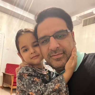 مدیر سابق آمار و برنامه ریزی صندوق توسعه ملی، مهاجر معکوس، دلسوز خسته از دلسوزی، کمی سیاسی، همسر ، پدر فرشته ای به نام باران
