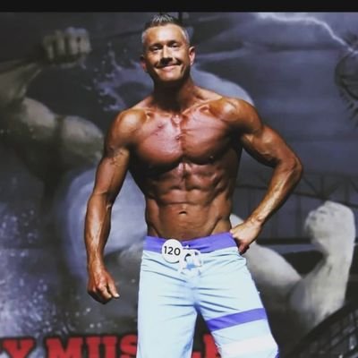 Dad of 3. Husband. 2021 NPC Mighty Muscle on the Mississippi Masters 40+ 1st Place men's physique.  Round Guy Radio high school sports reporter/armchair QB 😀.